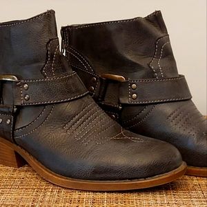 Size 6.5 Forver 21 Gray Zipper Buckle Low Boots